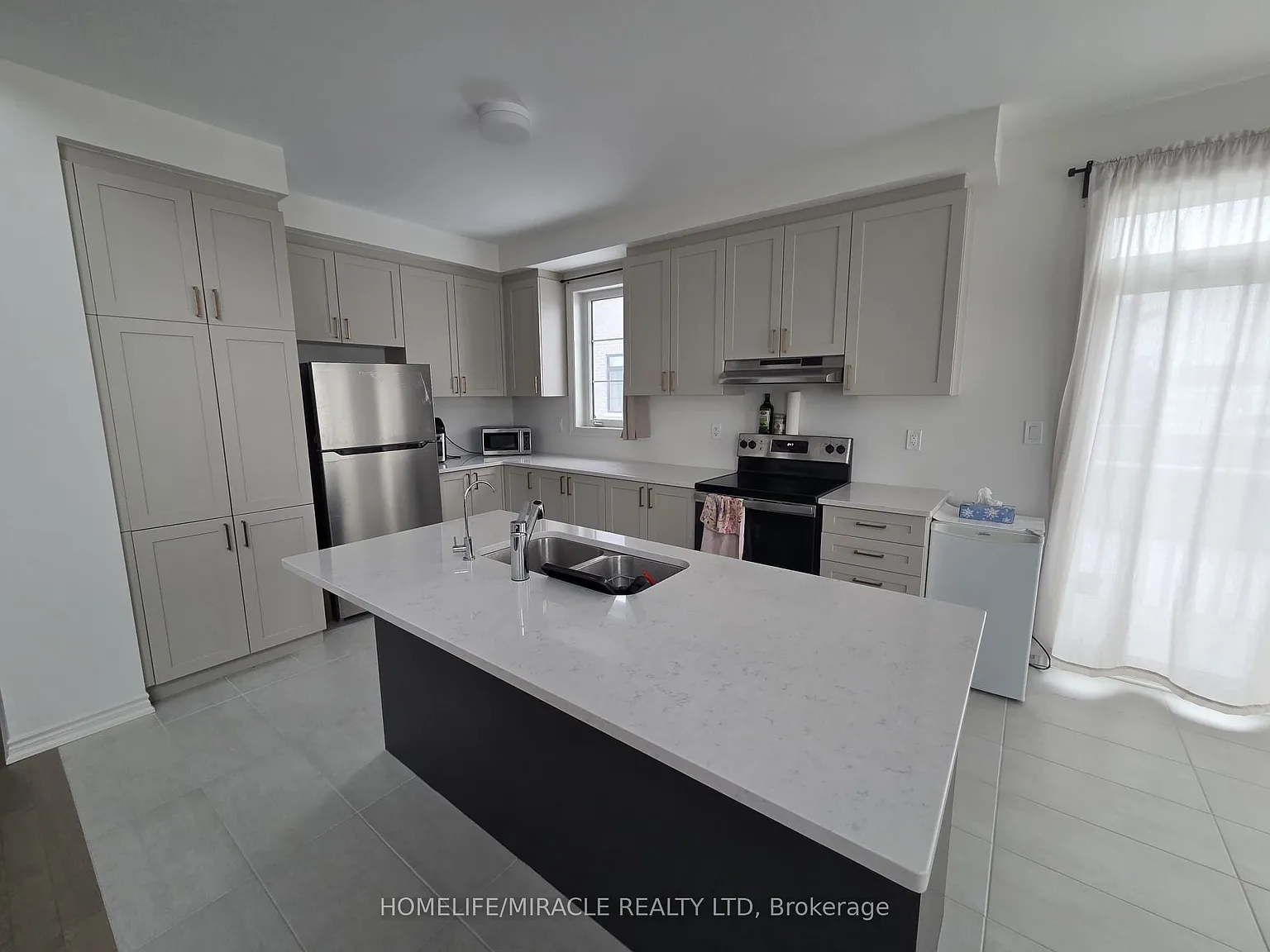 3 bed, $2,990 — Photo 4