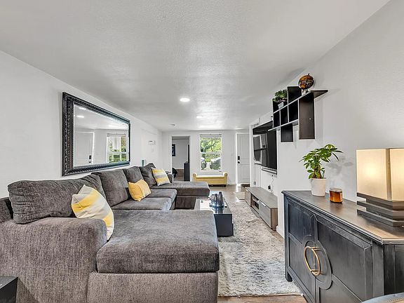 3rd image of 919 1/2 West St #2