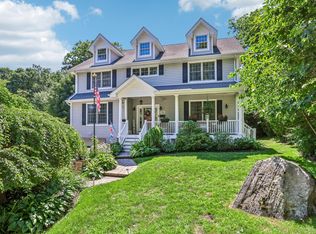 19 Navajo Trl, Sloatsburg, NY 10974