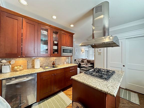 5th image of 1406 W Cornelia Ave #3