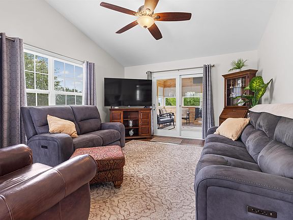 3rd image of 499 Prairie Knoll Dr