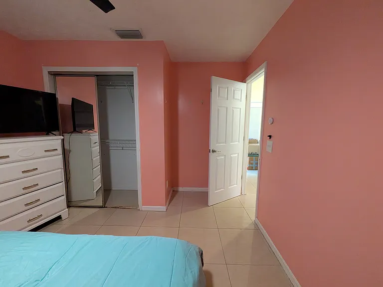 151 SW Glenwood Dr — Photo 2