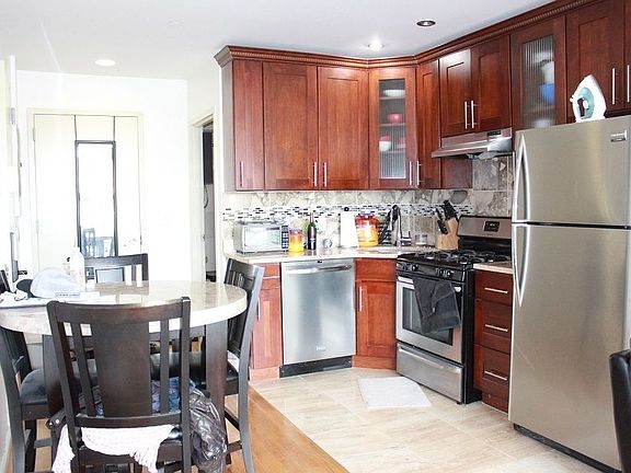 4th image of 2515 Crescent St APT 9A
