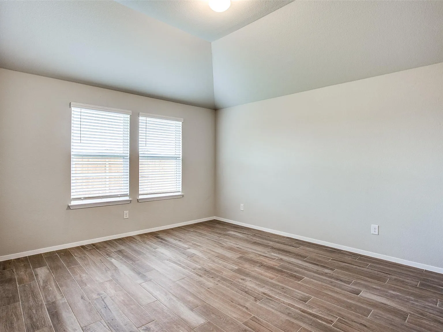 3 bed, 2.0 bath, 1533 sqft, $2,100 — Photo 4
