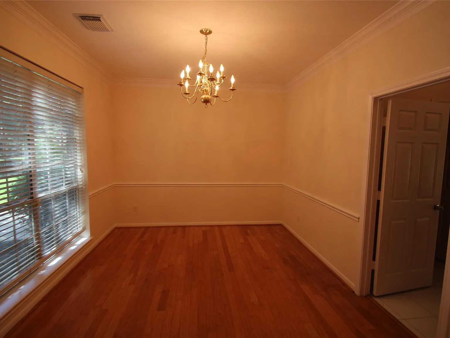 4 bed, 2.0 bath, 2291 sqft, $2,500 — Photo 3