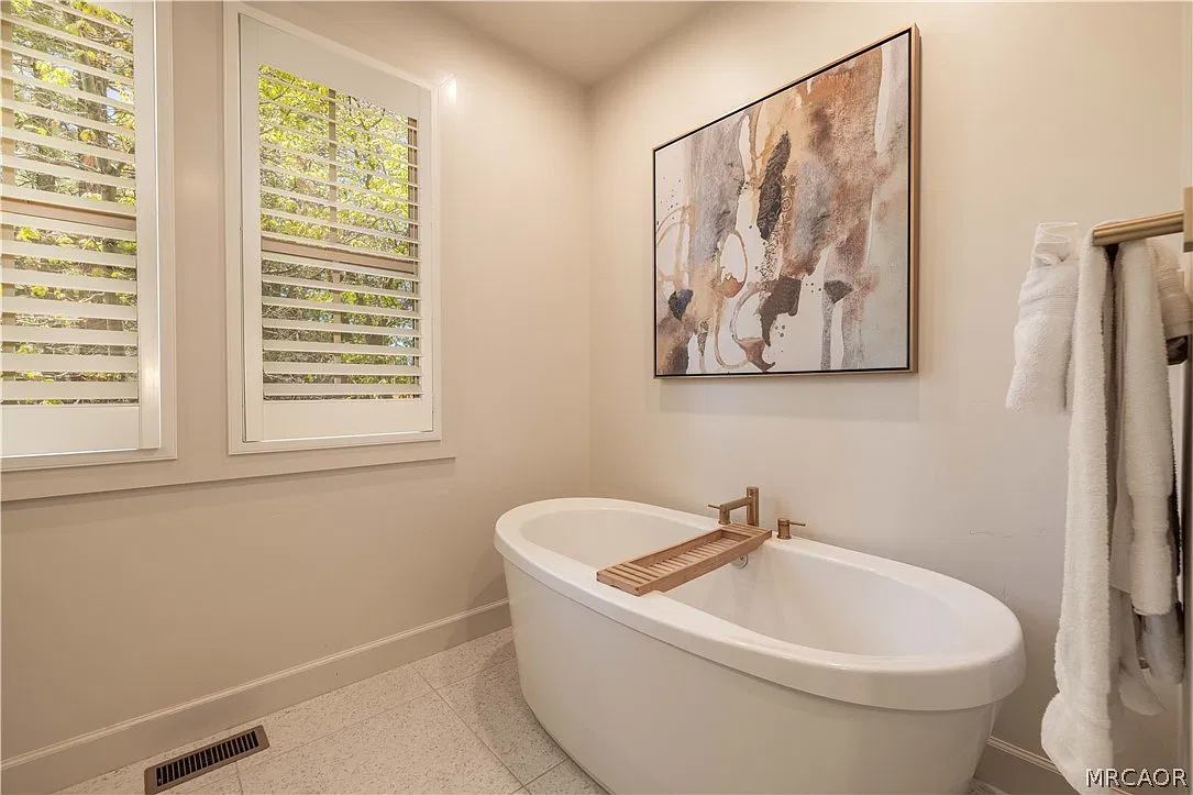 4 bed, 3.5 bath, 2554 sqft, $4,000 — Photo 3