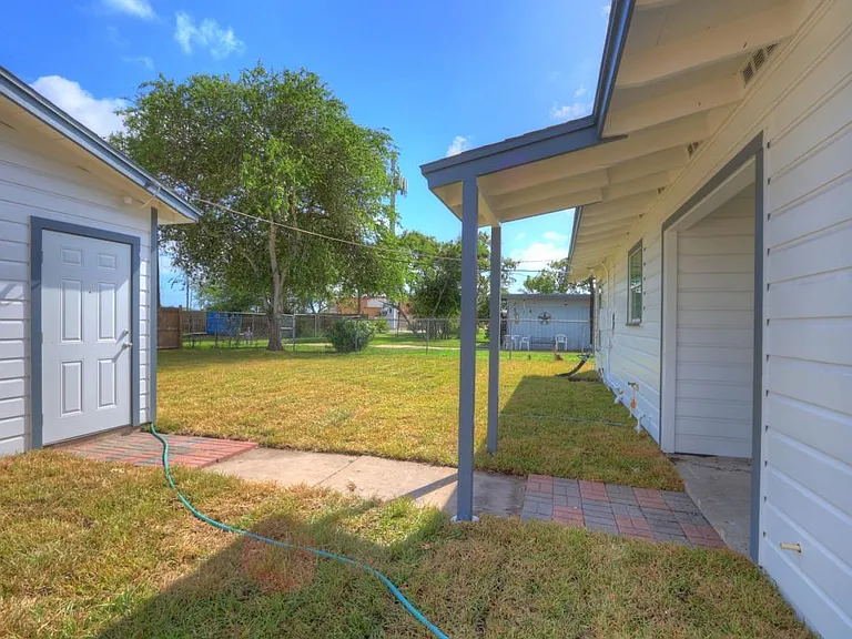 5126 Bevly Dr — Photo 10