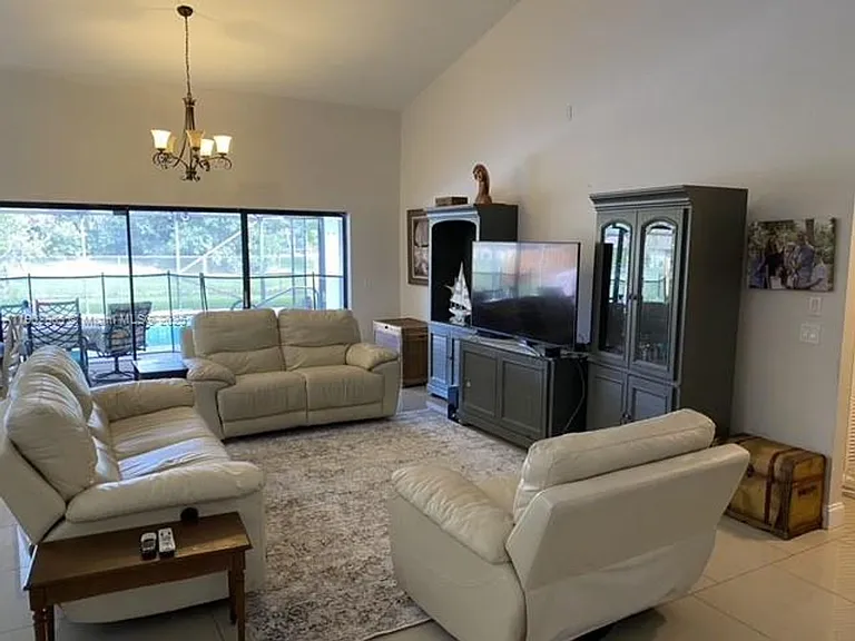 3647 Barberry Dr — Photo 7