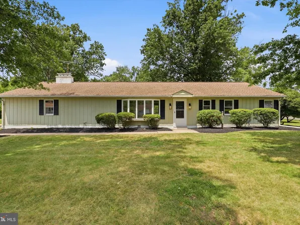 2010 Pine St, Hatfield, PA 19440