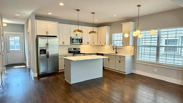 4 bed, 2.5 bath, 1813 sqft, $2,700 — Photo 2