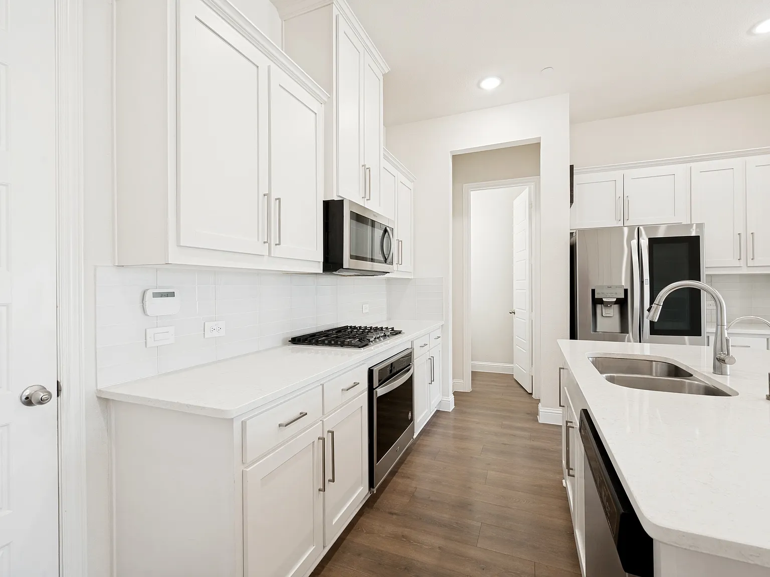 3 bed, 1865 sqft, $3,200 — Photo 3