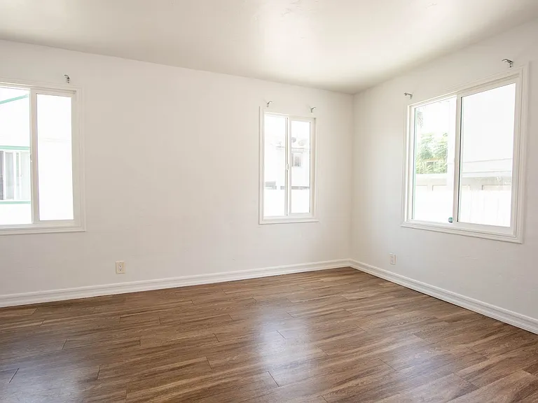 320 G St — Photo 3