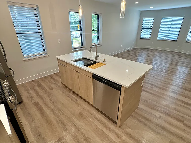 2212 N Cambridge Ave #2212 — Photo 3