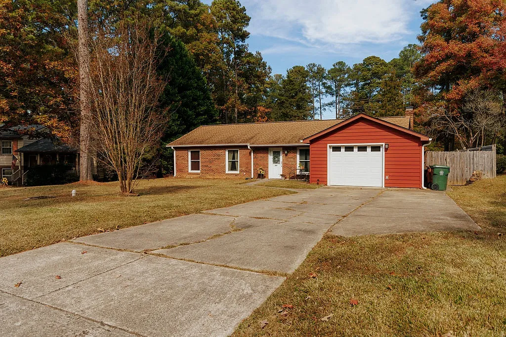 1418 Suterland Rd — Photo 2