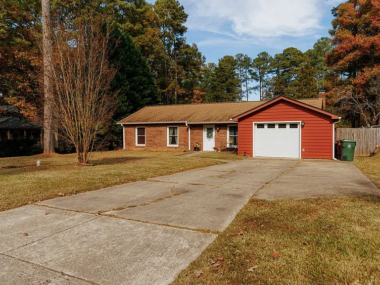 1418 Suterland Rd — Photo 2