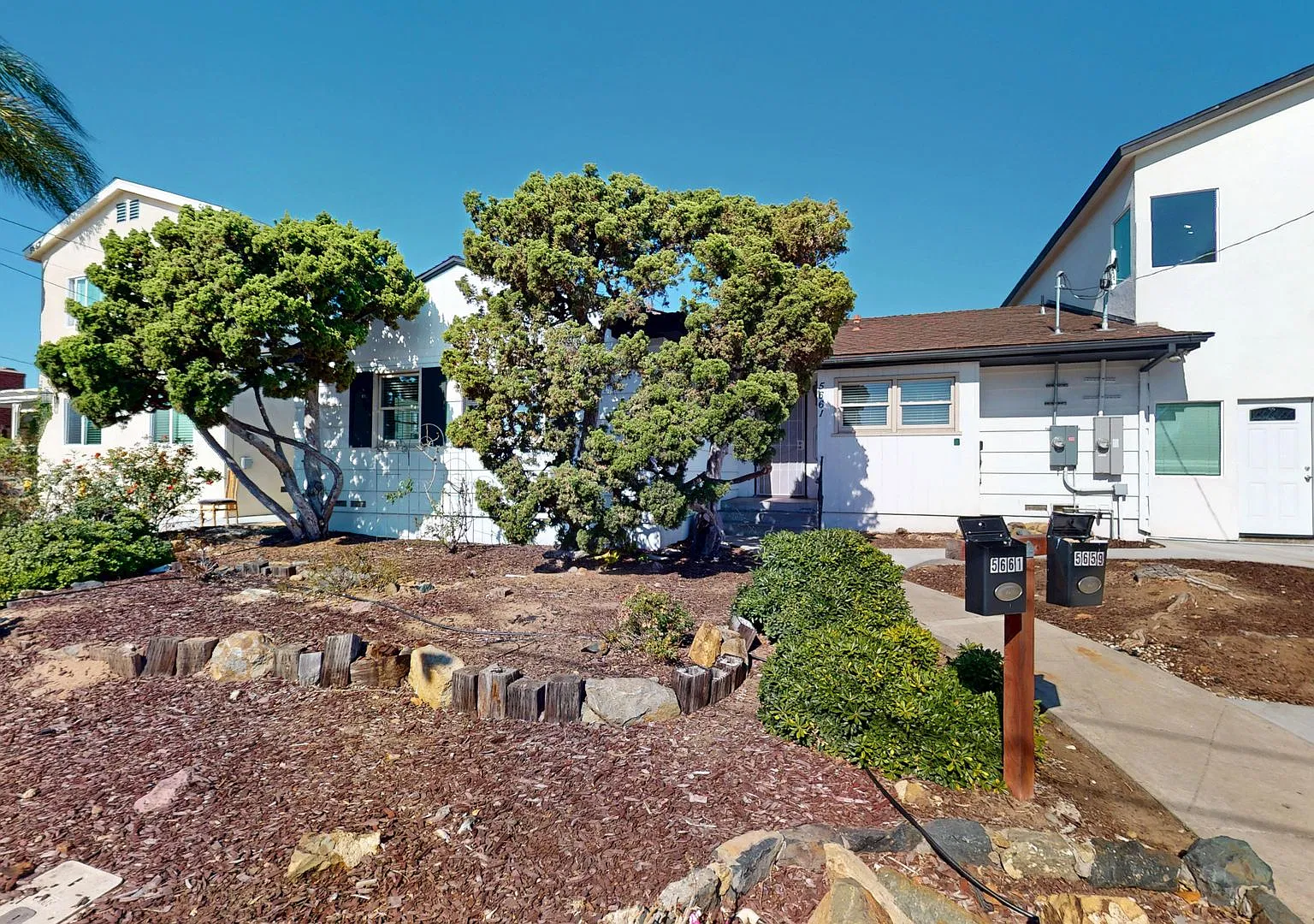 Spacious 5 Bedroom 3 Bath House on Prime Dorothy Way - POOL!! — Photo 2