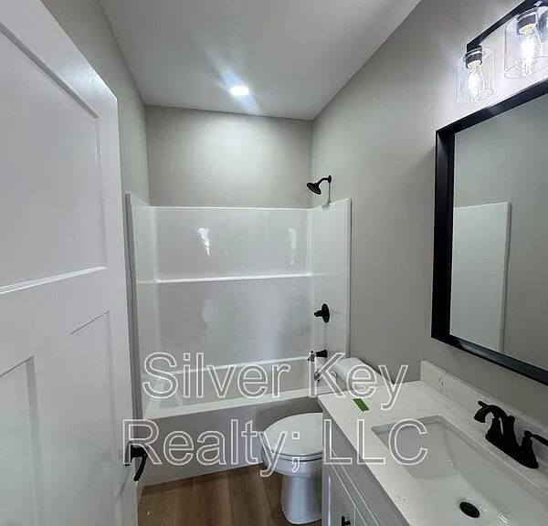918 Stratford Ave — Photo 6