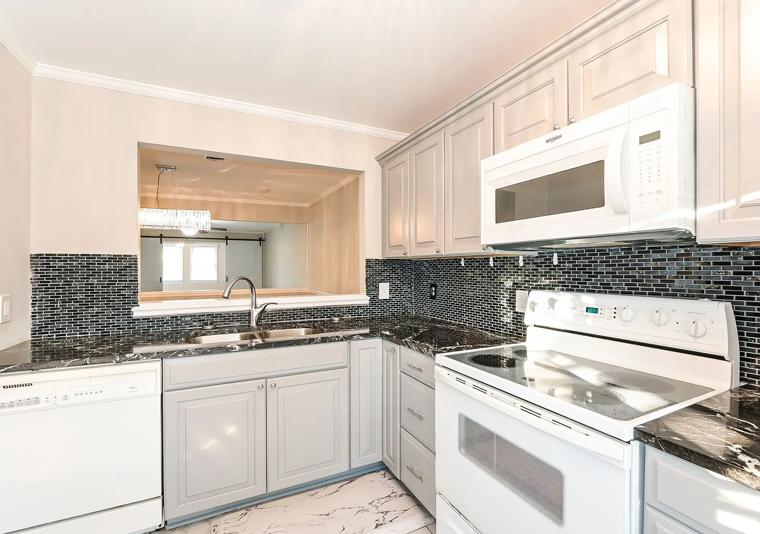 Rent Special + 100% Off App Fee! Updated 3br Condo Minutes From Downtown Athens — Photo 1