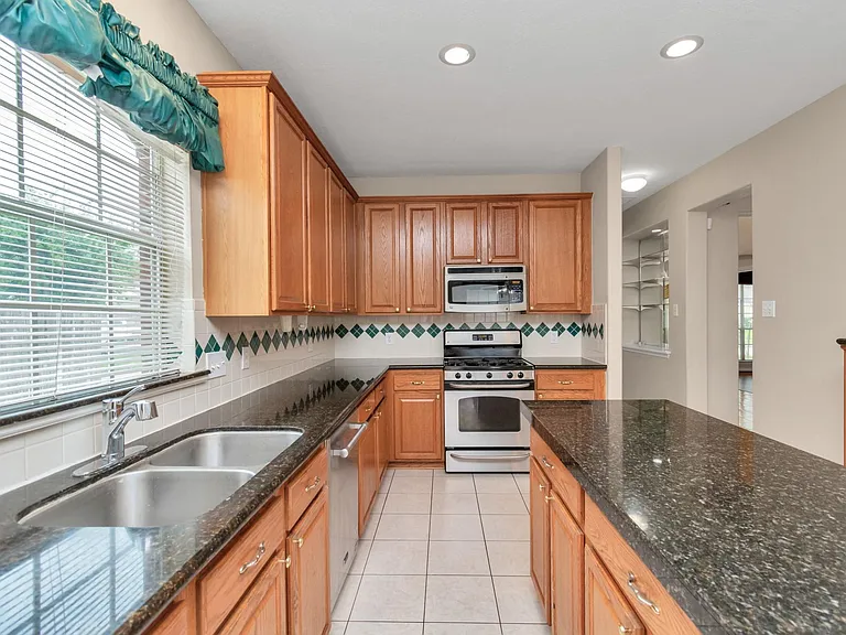 1915 Crescent Oak Dr — Photo 25