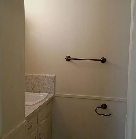 Country Club Apartments — Photo 9