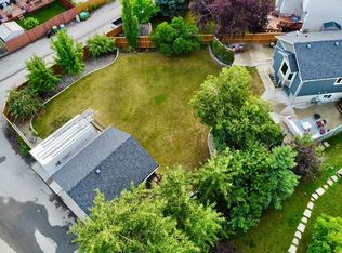 230 NW Mount Lorette Pl SE, Calgary, AB T2Z2L9