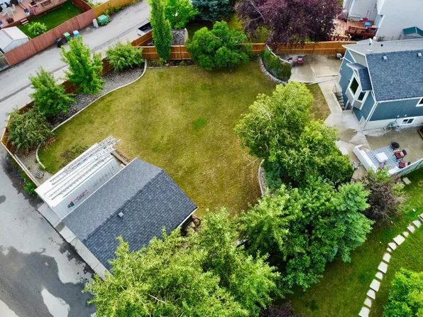 230 NW Mount Lorette Pl SE, Calgary, AB T2Z 2L9
