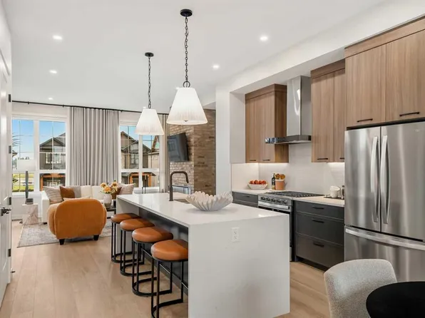 124 W Greenwich Dr NW, Calgary, AB T3B 6N8