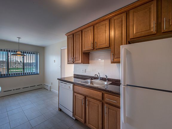 5th image of 898 Massachusetts Ave APT 40