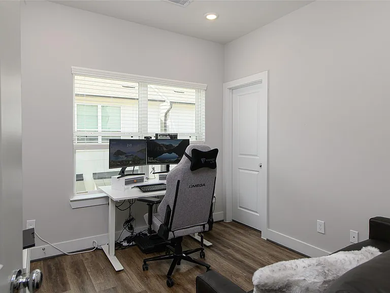 1274 N Post Oak Rd #B — Photo 11