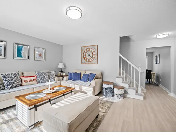 254 Holiday Cir #50, West Des Moines, IA 50265