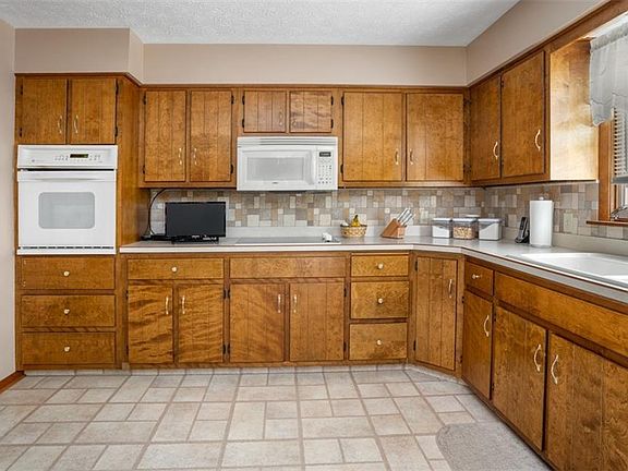 5th image of 54 Forest Hill Dr