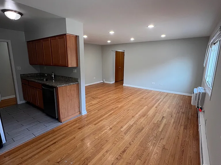 2036 W Foster Ave #B4 — Photo 5