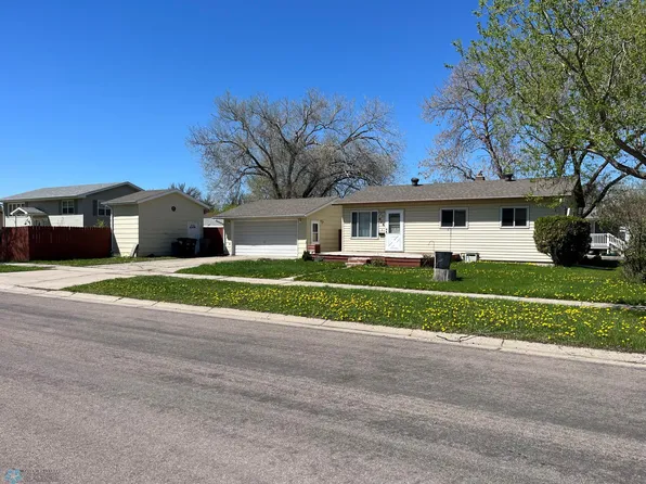 916 30th St N, Fargo, ND 58102