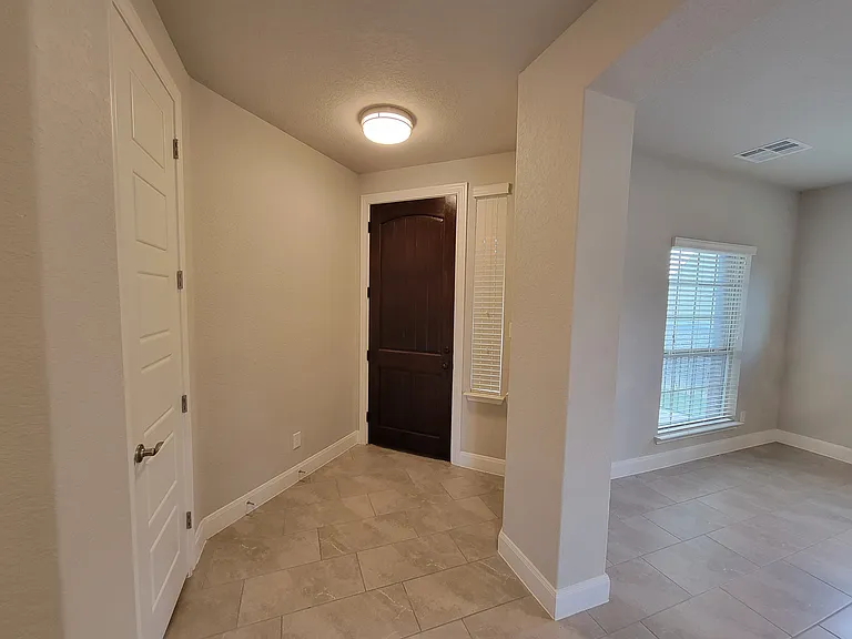 8915 Monument Parke — Photo 3