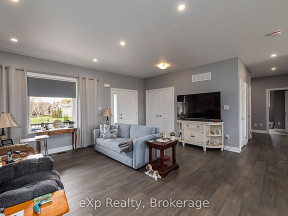 3rd image of 43 Country Cres