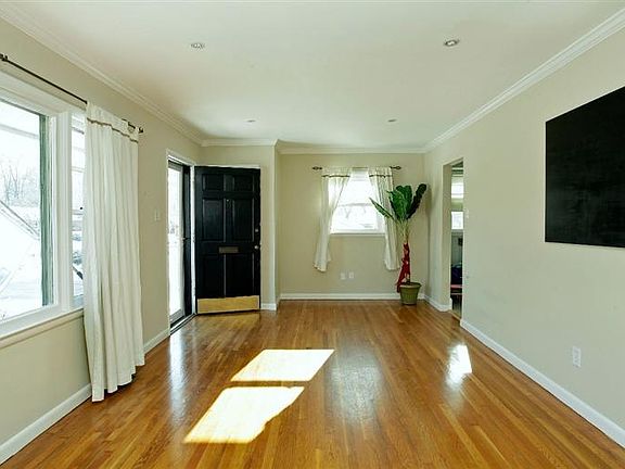 4th image of 310 Zandale Dr