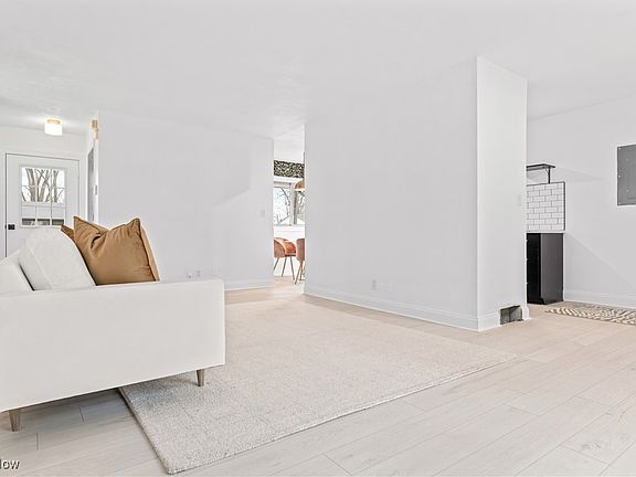 5th image of 1675 Gaylord Dr