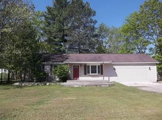 814 S Eagles Nest Rd, Indian River, MI 49749