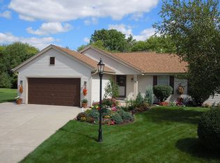 944 Chesterwood Ct, Pewaukee, WI 53072