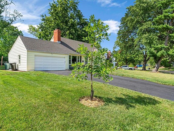 3rd image of 951 Woodgate Dr