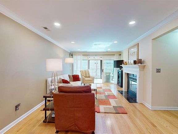 5th image of 4554 Laclede Ave APT 205