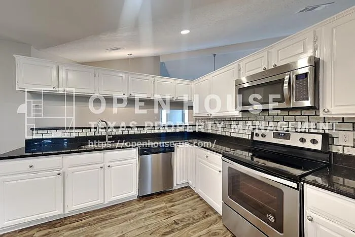 3006 Sierra Dr — Photo 5