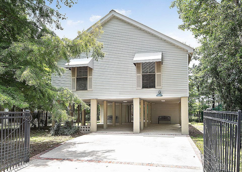 1st image of 68301 Piney Woods Ln