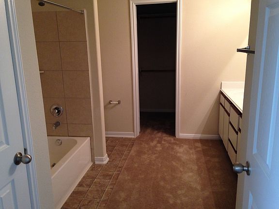 Bathroom /w Walk-in Closet