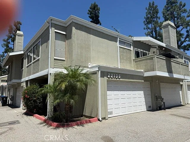 22135-7 W Burbank Blvd