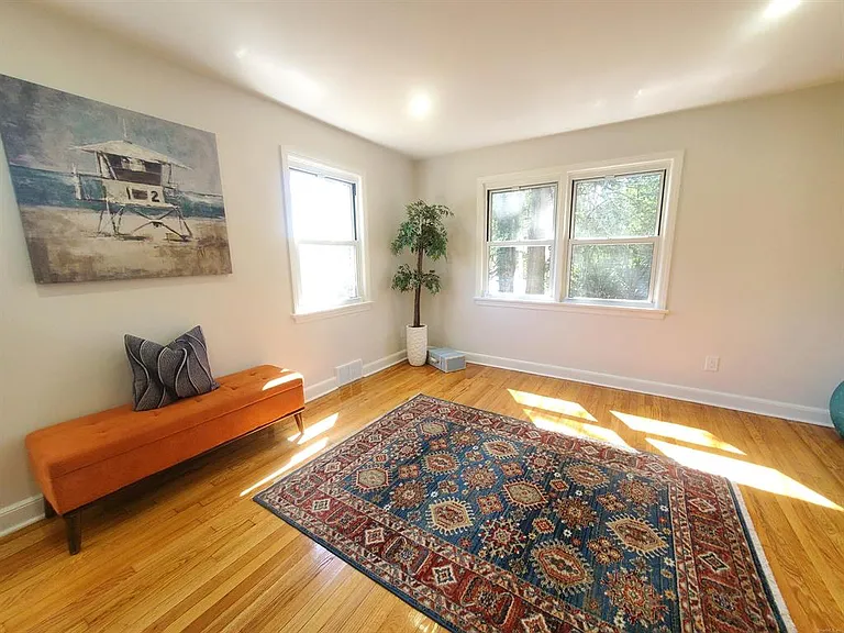 17 Woodlawn Ave — Photo 17