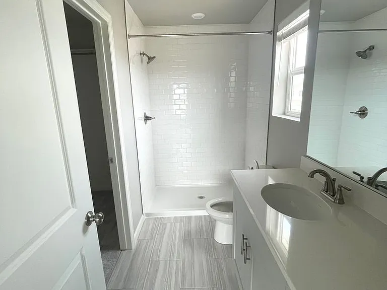251 N Riverside Dr — Photo 6