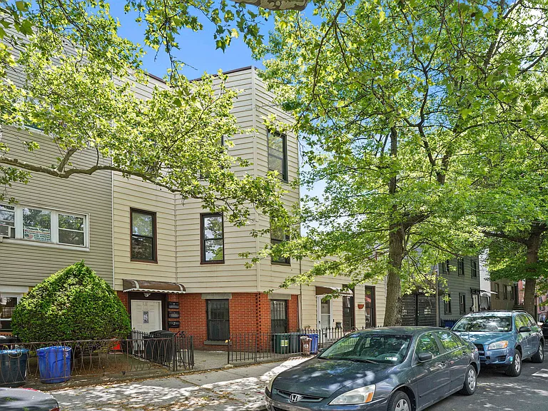 18 Russell St #2 — Photo 15