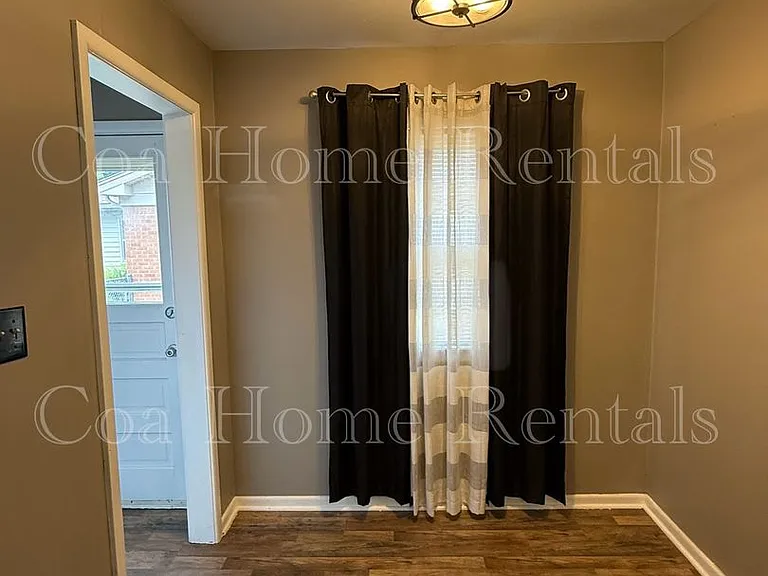 535 S Derby Ave — Photo 4
