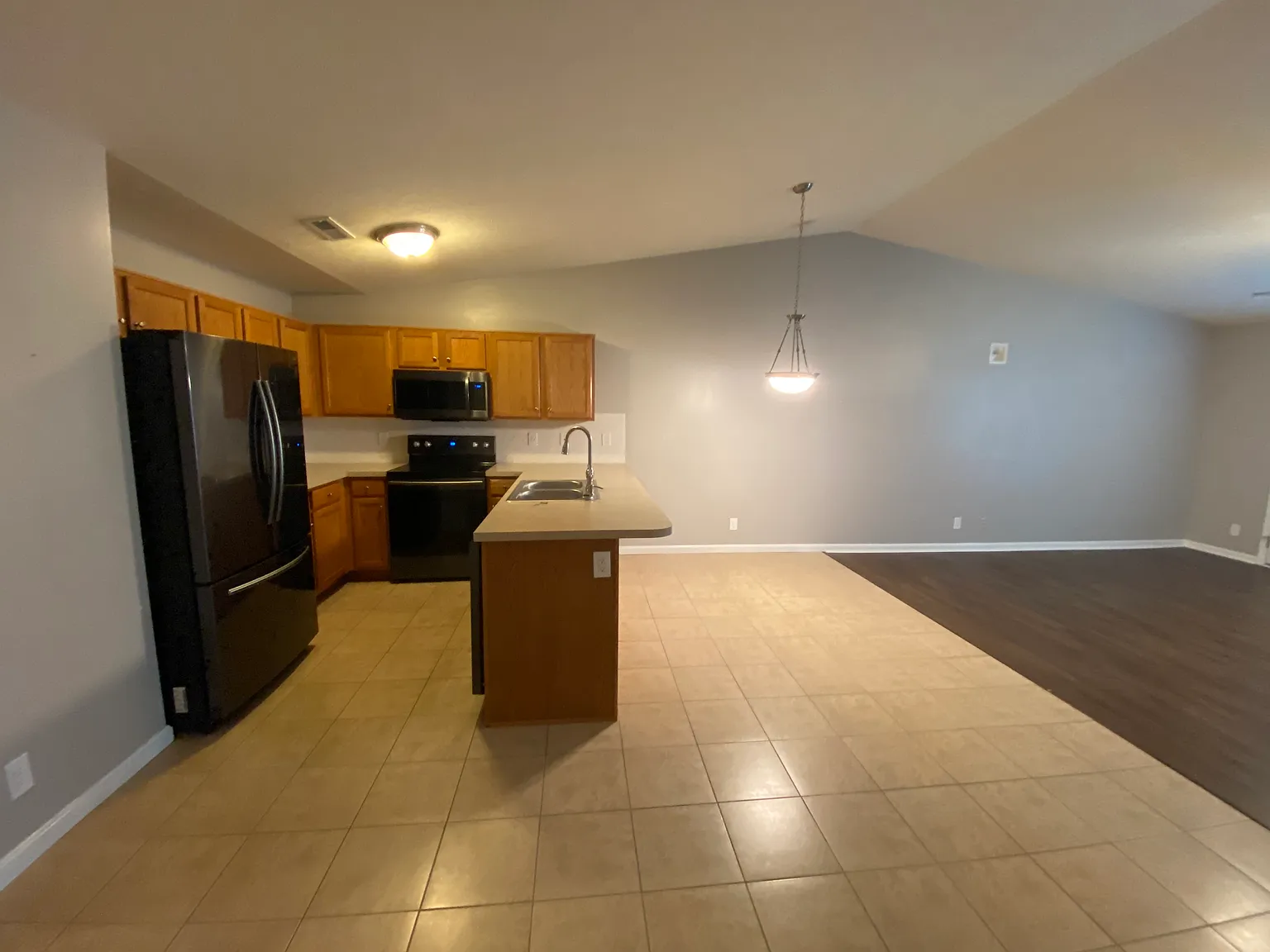 3 bed, 1250 sqft, $1,650 — Photo 3